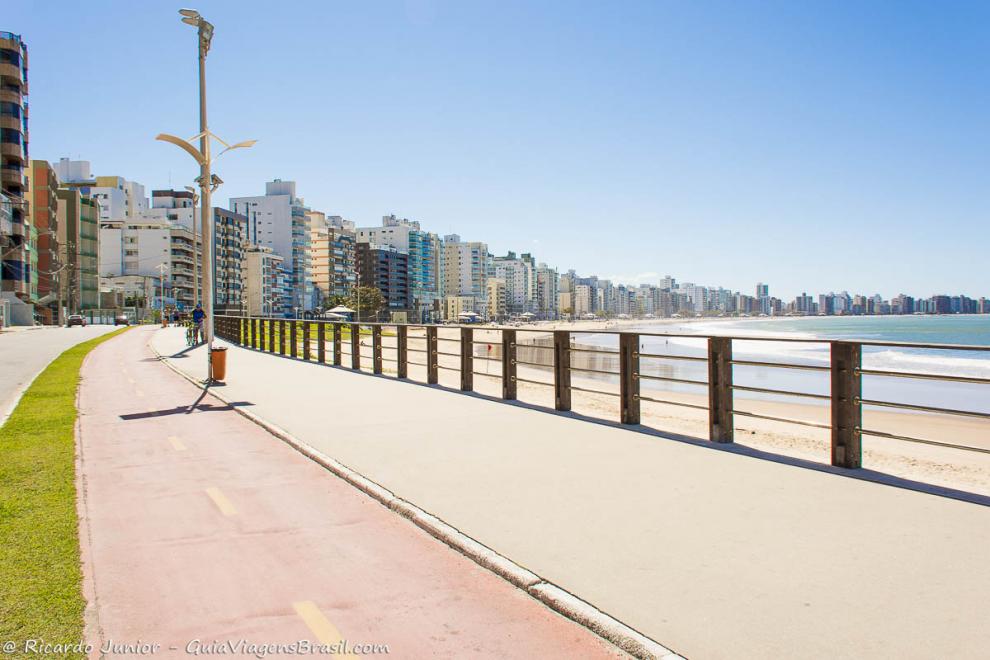 Ciclovia da Praia do Morro com vista da orla de Guarapari