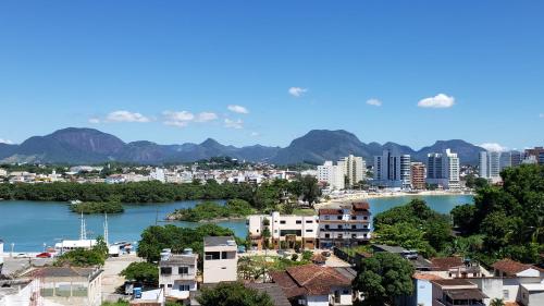 Vista panorâmica de Guarapari com casas e edifícios