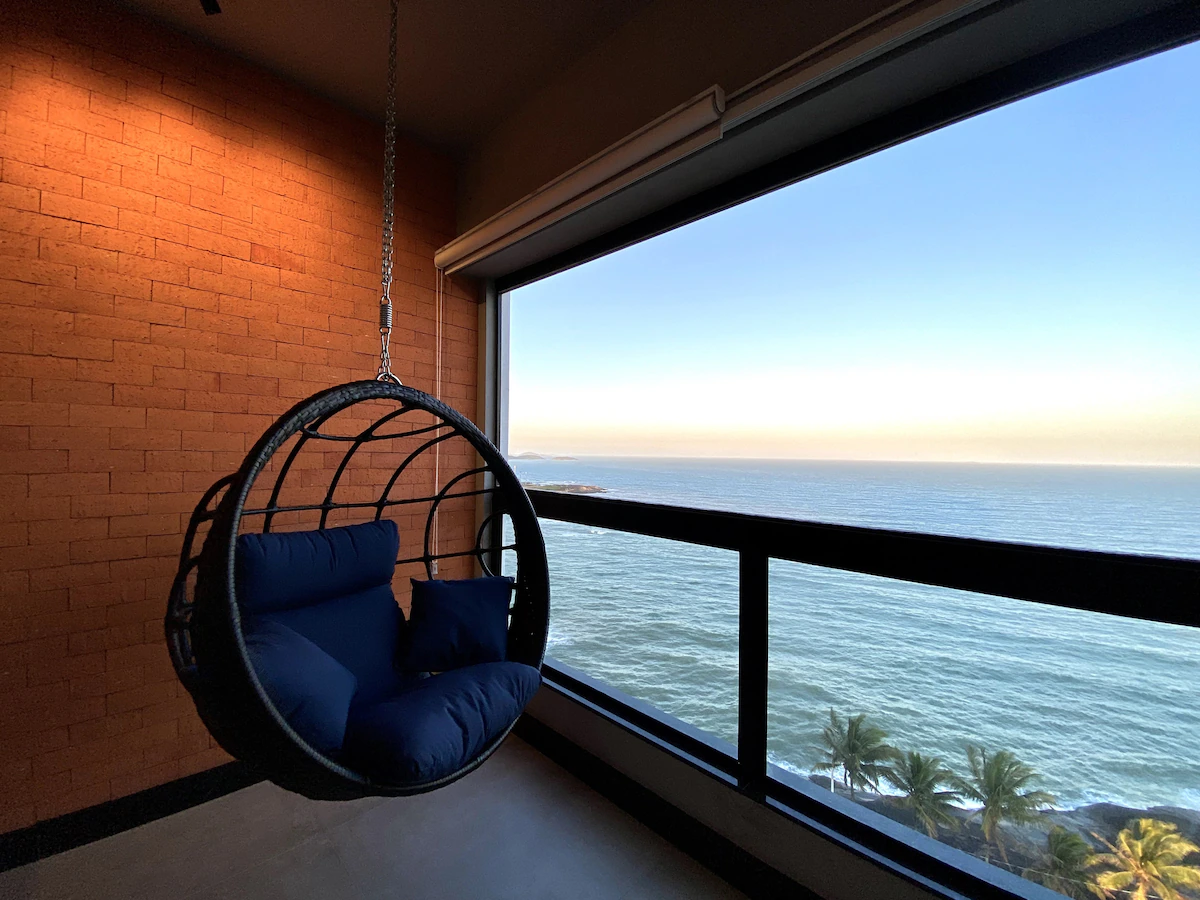 Varanda com vista para o mar em Guarapari, ideal para temporada