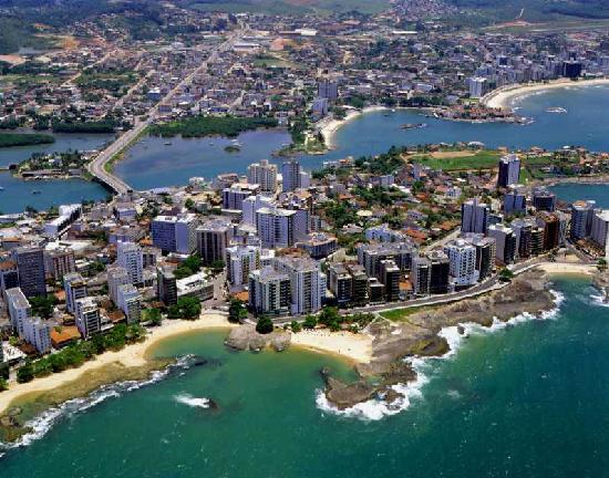 Vista aérea do centro de Guarapari com praias e edifícios