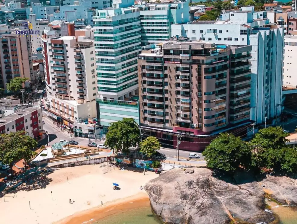 Vista aérea da orla de Guarapari com edifícios à beira-mar