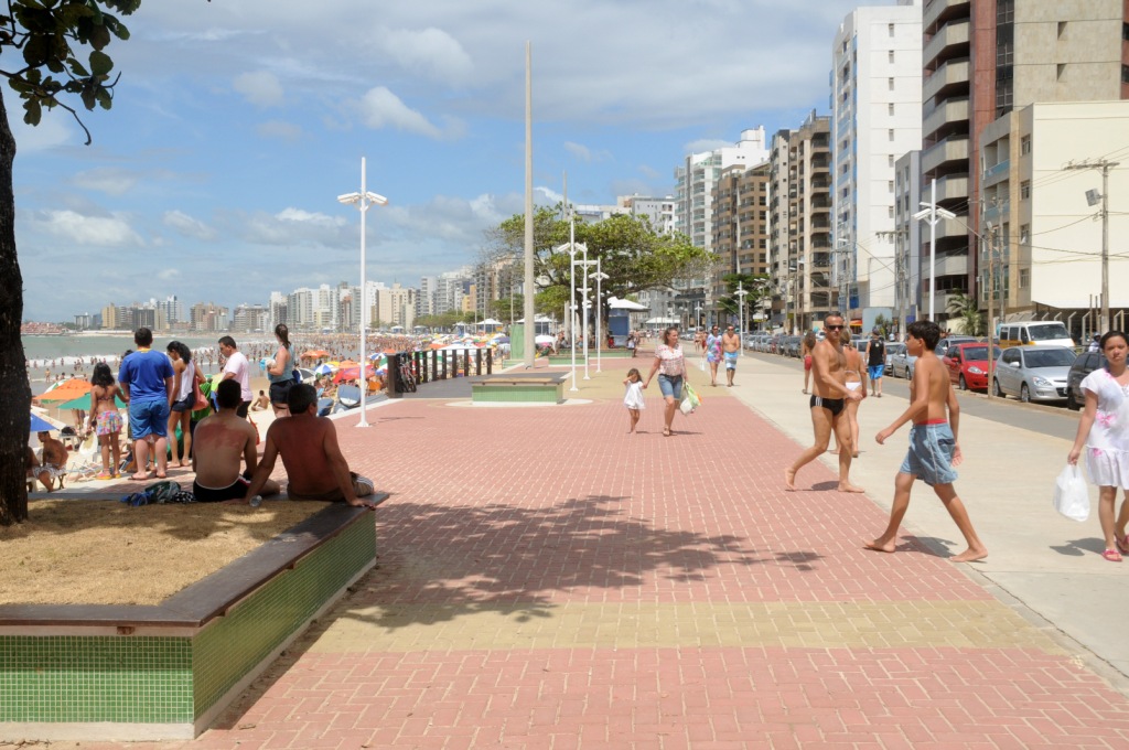 Calçadão da Praia do Morro com pessoas e infraestrutura urbana